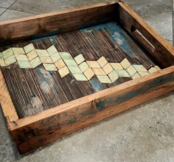 Taca z drewna z recyklingu
