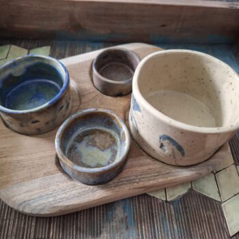 Zestaw miseczek na tacy z mango