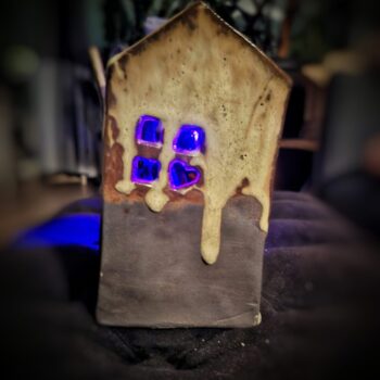 Świecznik – mroczny domek