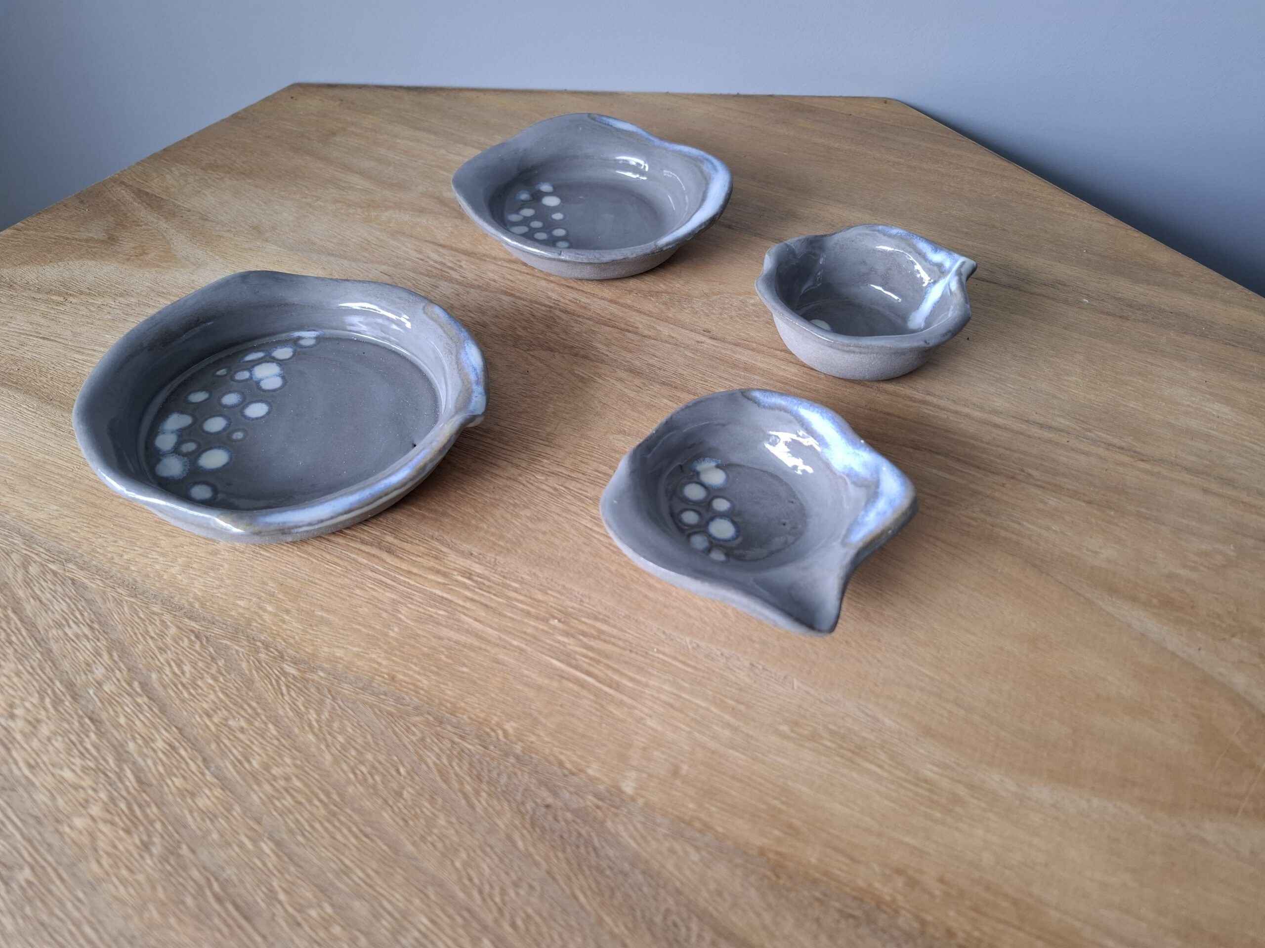 Zestaw szarych miseczek - obrazek 3