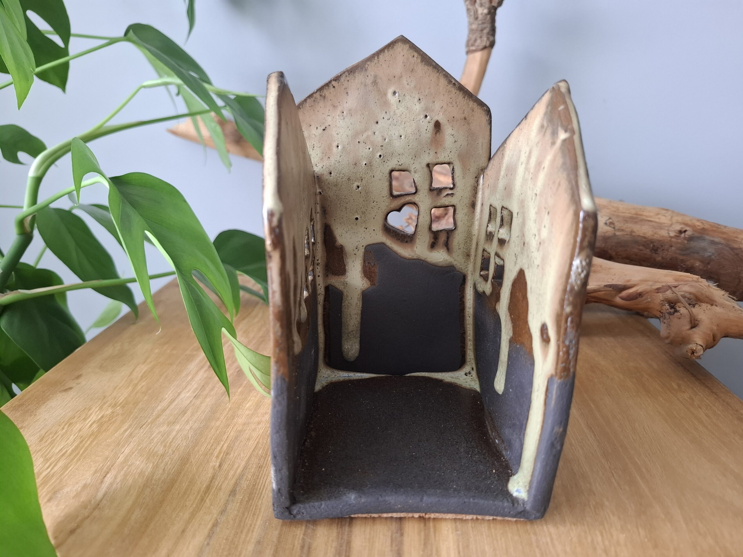 Świecznik - mroczny domek - obrazek 3