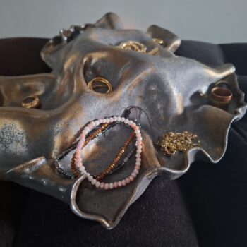 Złota fala – elegancka tacka na biżuterię