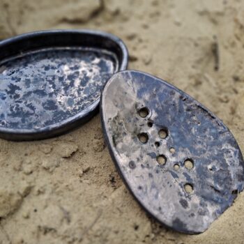 Mydelniczka ze złotą patyną